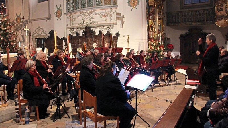 Das Blockflötenorchester Chorus Flautorum unter der Leitung von Doris Kittelmann beim Weihnachtskonzert in der Stadtpfarrkirche.