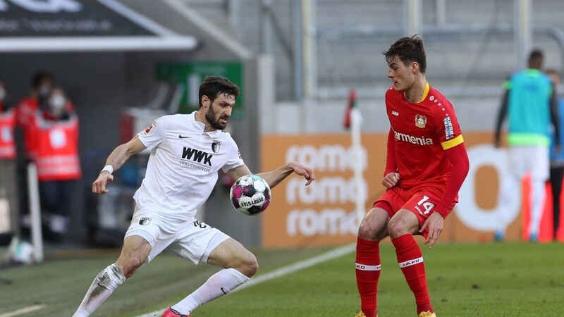 Daniel Caligiuri (links) und der FC Augsburg haben am Sonntag einen Punkt gegen Bayer Leverkusen geholt.