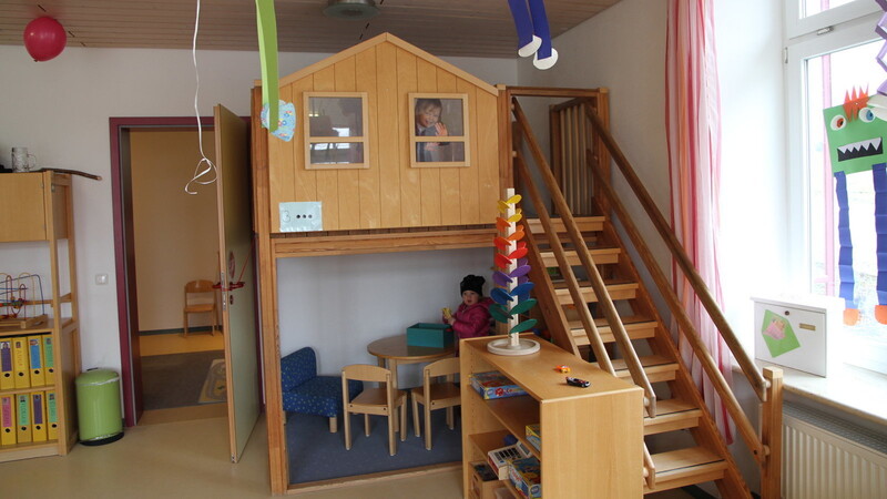 Ein zweistöckiges Haus haben die Kindergartenkinder in ihrem Gruppenraum.