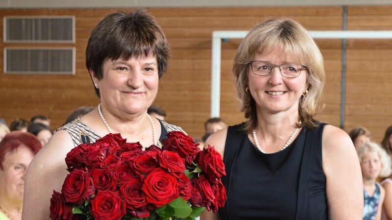 Rektorin Gabriele Lechner verabschiedete Studienrätin Christiane Brandl (l.) nach 42 Jahren als Grundschullehrerin in der Gemeinde Pfeffenhausen.