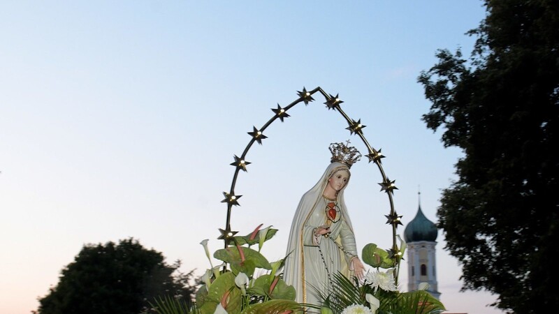 Eine blumengeschmückte Marienstatue wird auf eine Waldlichtung bei der Wallfahrtskirche Maria Vesperbild zu einem Gottesdienst getragen. Die Katholiken vor allem im Süden Bayerns feiern an Mariä Himmelfahrt einen ihrer traditionsreichsten Feiertage.