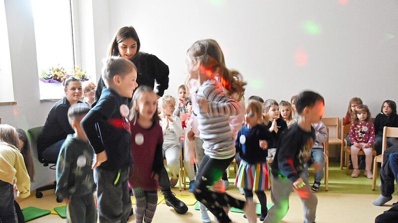 Mit Beethovens "Ode an die Freude" in der Disco-Version brachten die Kinder ihre Begeisterung über die sanierten Räume zum Ausdruck.