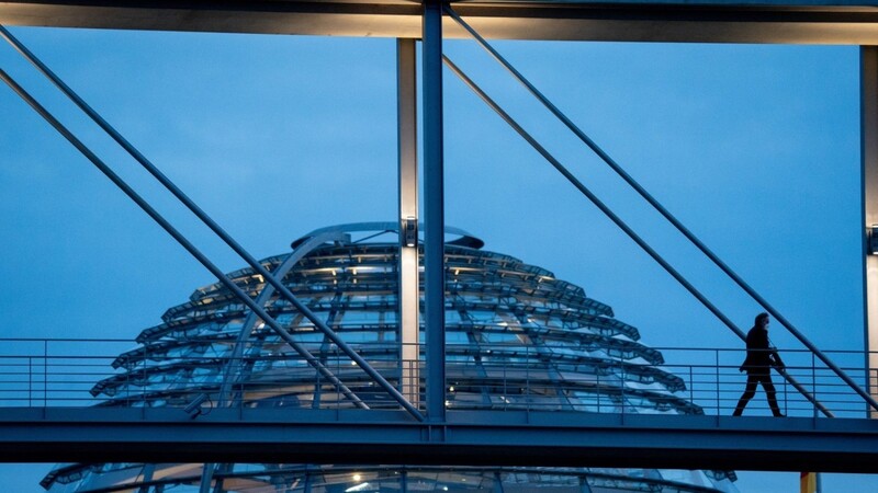 Die hell strahlende Kuppel des Reichstages ist ein Symbol Berlins. Eigentlich.