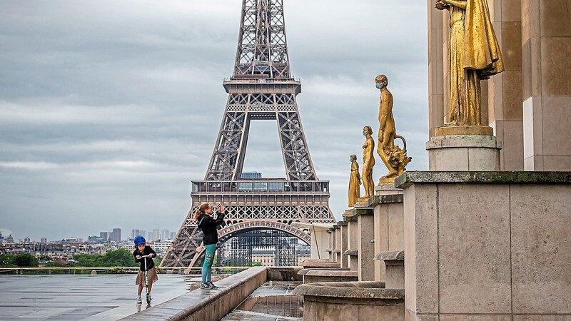 Der Eiffelturm bekommt derzeit einen neuen ockerfarbenen Anstrich. Unter den alten Farbschichten soll es rosten, sagen die einen. Alles in Ordnung, sagen die anderen.