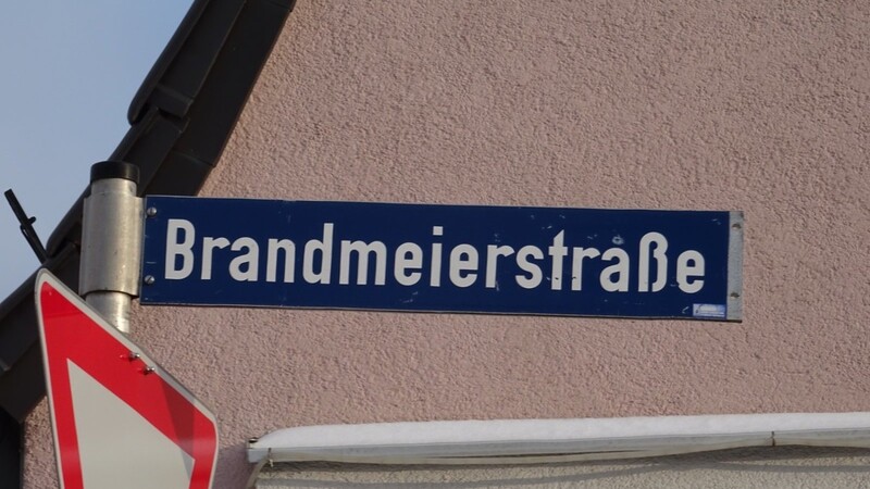 Die nach ihm benannte Straße zwischen dem Adlkofener Ortskern und dem Baugebiet "Am Himmelreich" erinnert an Pfarrer Brandmeier.