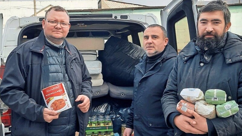Durch Pater Myroslav Rusyn (links) und seine priesterlichen Kollegen ist vor Ort in der Ukraine eine gezielte Hilfe von Bedürftigen und Flüchtlingen sichergestellt.