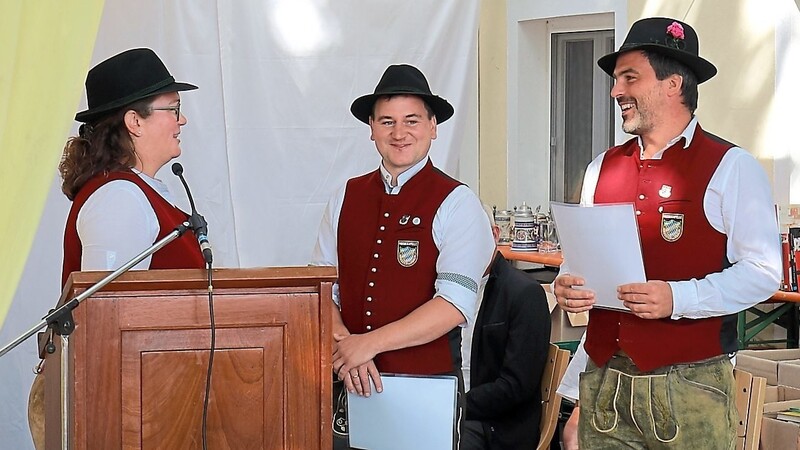 Vorsitzende Julia Bauer überreicht die Ehrenurkunden des Musikbunds für Ober- und Niederbayern an Florian Pitz und Michael Vohla.