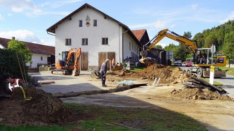 Mitarbeiter der Baufirma Rädlinger führten die Arbeiten zur Herstellung der Hausanschlüsse wie hier in Rossbach beim Pöschl aus.