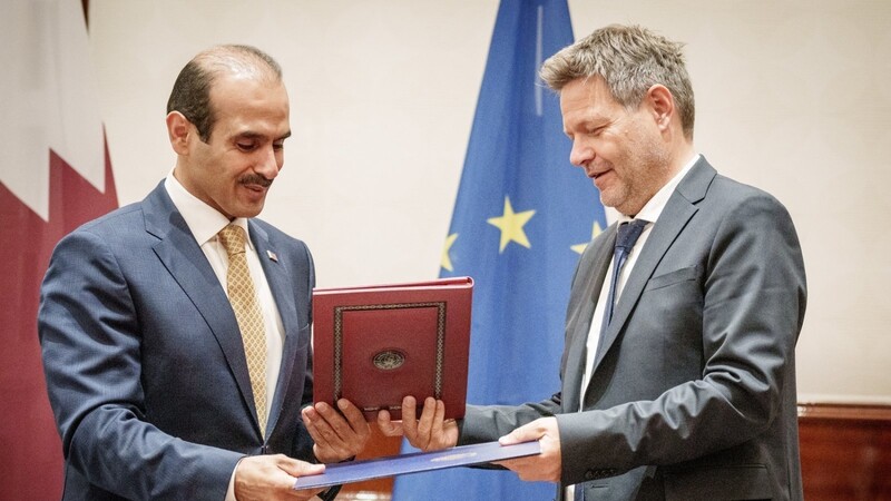 Im Mai unterzeichneten der katarische Staatsminister für Energie, Saad Sherida Al-Kaabi (l.), und Bundeswirtschaftsminister Robert Habeck eine katarisch-deutsche Energiepartnerschaft.