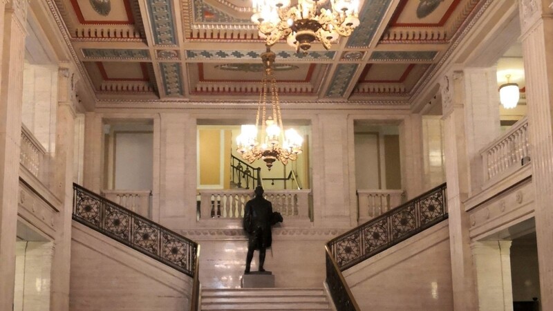 Im Regierungsgebäude "Stormont" befinden sich auf vier Stockwerken Parlamentssäle, Besprechungsräume sowie Büros für Abgeordnete und Beamte. Besucher dürfen Platz auf den Stühlen nehmen, die eigentlich nordirischen Politikern vorbehalten sind. Denn "Stormont" ist nahezu leer.