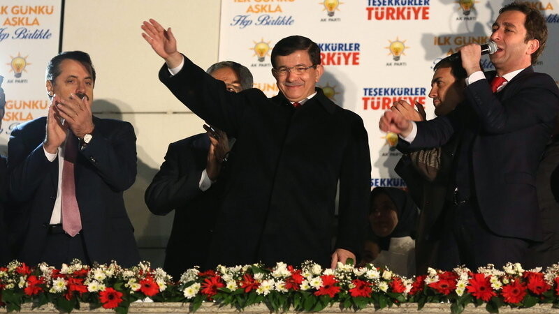 Ministerpräsident Ahmet Davutoglu fordert nach dem Wahlsieg eine neue Verfassung.