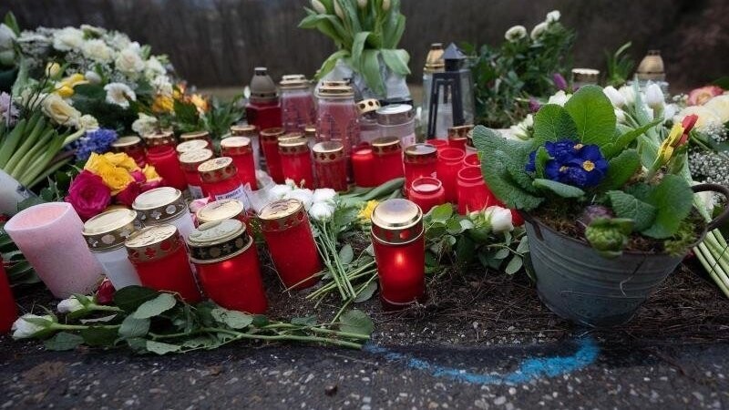Kerzen und Blumen am Tatort, wo eine junge Polizistin und ihr Kollege bei einer Verkehrskontrolle erschossen wurden.