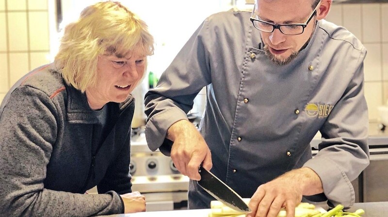 So geht's ...: ATT-Restaurant-Chef Daniel Siegl gab Vize-Messe-Chefin Conny Decker einen Einblick in das Menü, das er in seiner Koch-Show am 5. Mai zubereiten wird.