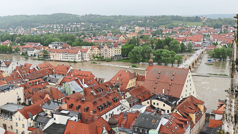 In Regensburg trat die Donau über die Ufer. Vor allem das Gebiet rund um die Steinerne Brücke war überflutet.