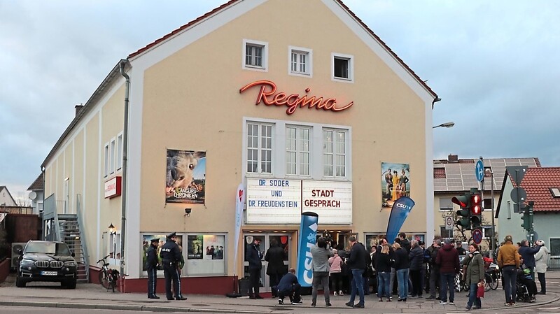 Noch vor den Kommunalwahlen war das Regina Kino gut besucht - wie hier zum 'Regensburger Stadtgespräch'. Dann kam Corona: eine harte Zeit für Kinobetreiber, die wohl noch länger andauern wird.
