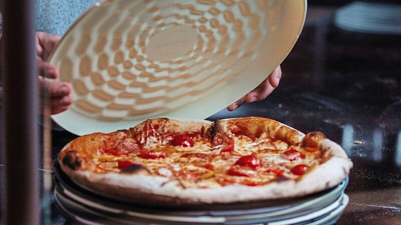Das Design soll laut Herstellern die Pizza warm und knusprig halten. Insgesamt könnte der tornerò im Laufe seines Lebens über 500 Pizzakartons ersetzen.