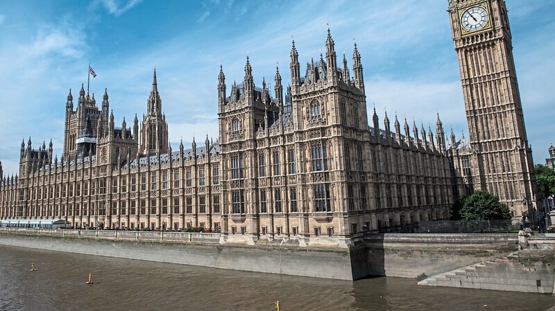 Dreieinhalb Monate nach dem Brexit hat das britische Unterhaus in London das Gesetz zur Beendigung der Freizügigkeit für europäische Arbeitskräfte verabschiedet.