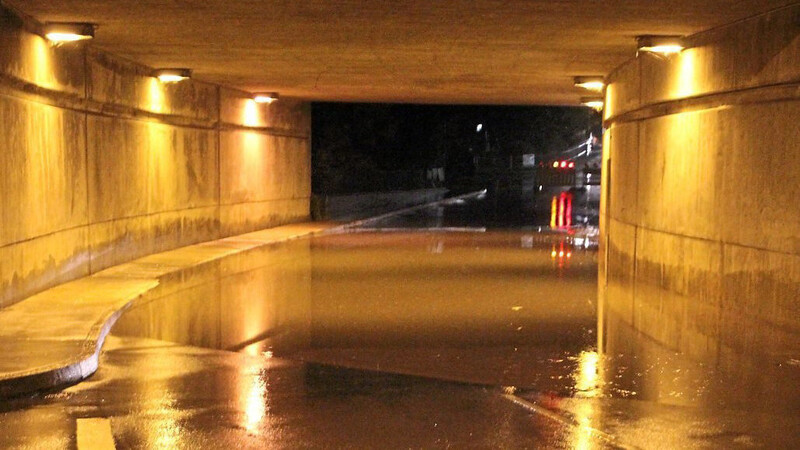 Die Unterführung unter den Bahngleisen in der Gabelsbergerstraße in Straubing lief während des Starkregens am Samstag so mit Wasser voll, dass manche Autofahrer beim Versuch, unter der Unterführung durchzufahren, stecken blieben (Symbolbild).