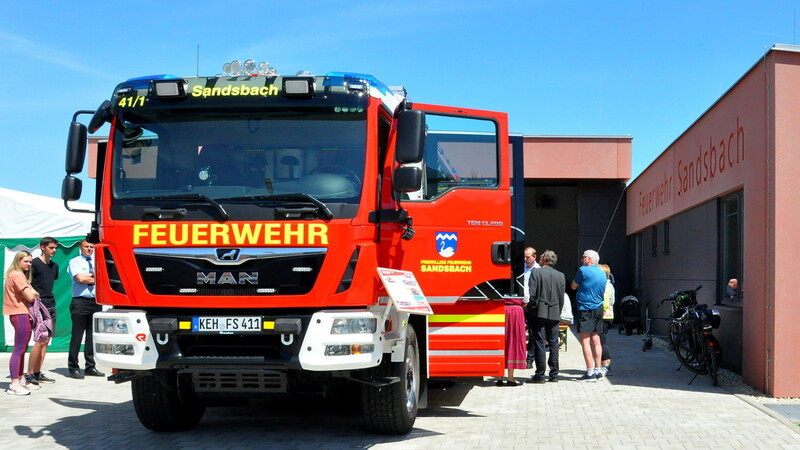 Mit offenen Türen von Einsatzfahrzeug und neuem Gebäude empfing die Sandsbacher Feuerwehr ihre Gäste und Besucher.