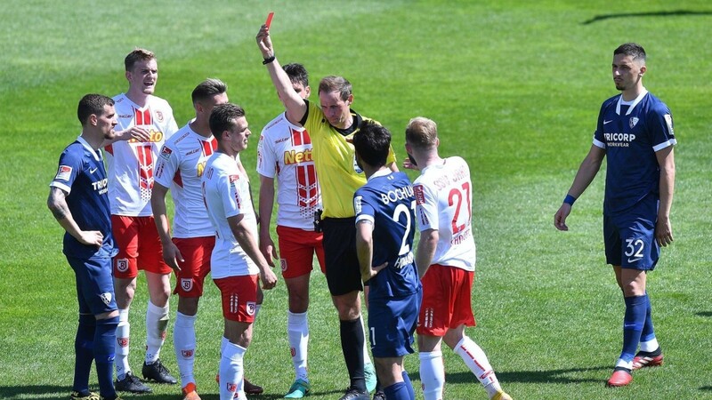 Verteidiger Benedikt Saller (4. v. l.) vom SSV Jahn Regensburg sah am Sonntag im Auswärtsspiel beim VfL Bochum die Rote Karte. Nun wurde er vom DFB für zwei Spiele gesperrt.