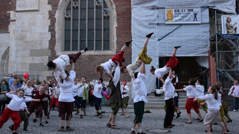 Mit ihrer Gauklershow - hier bei Schlaflos in Straubing - treten die Flip Flops auch bei den Agnes-Bernauer-Festspielen auf. (Fotos: Karin Hahn)