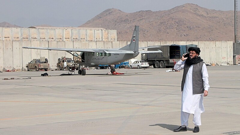 Ein Mitglied der Taliban steht nach dem Abzug der US-Truppen auf dem Flughafen Kabul.