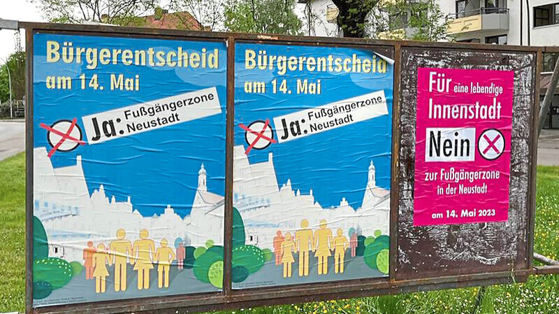 Kurz vor dem Bürgerentscheid Fußgängerzone Untere Neustadt klebten die Freien Wählen noch "Nein"-Plakate auf die städtischen Plakataufsteller. Ein Verantwortlicher war auf den Plakaten nicht genannt.