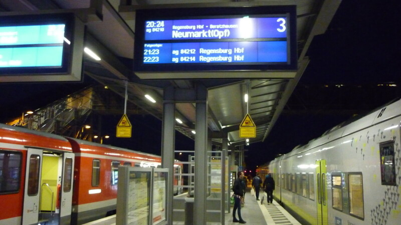 Hier ist das Umsteigen kein Problem: Die Gäubodenbahn in Richtung Neufahrn (links) ist schon vor ein paar Minuten in den Bahnhof Straubing eingefahren, gerade hält der Agilis-Zug in Richtung Regensburg (rechts) auf dem gegenüberliegenden Bahnsteig. Agilis wird den Bahnhof um 20.24 Uhr als erster Zug wieder verlassen, die Gäubodenbahn folgt ihm drei Minuten später, um 20.27 Uhr. - Ein Landkreisbürger hat jüngst noch später in der Nacht in Obertraubling keine so gute Erfahrung gemacht: Sein letzter Zug in die Heimat war ohne ihn abgefahren.
