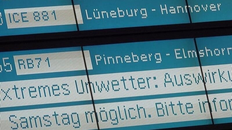 Im Bahnhof Hamburg-Altona wird schon auf mögliche Unwetter-Auswirkungen hingewiesen.