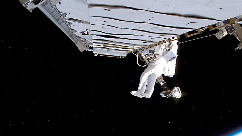 Hier schwebt Astronaut Thomas Reiter bei seinem Außeneinsatz an der ISS - insgesamt dauert dieser fünf Stunden und 54 Minuten.