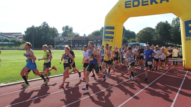 Mehr als 300 Läufer haben am Gäubodenvolksfestlauf teilgenommen.