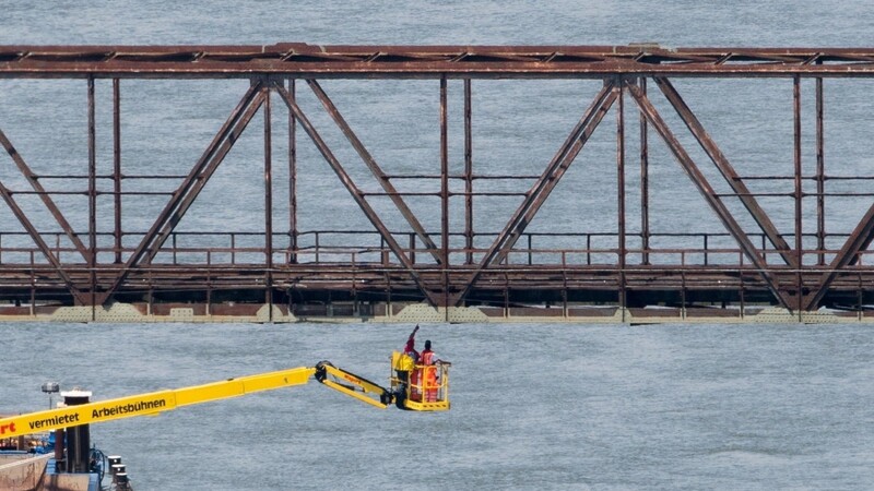 Von einem Schiff aus überprüfen im Juli 2016 auf der Donau nahe Bogen Experten der Deutschen Bahn eine Eisenbahnbrücke.