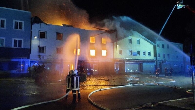 In Aidenbach hat es in der Nacht zum Montag am Marktplatz gebrannt.