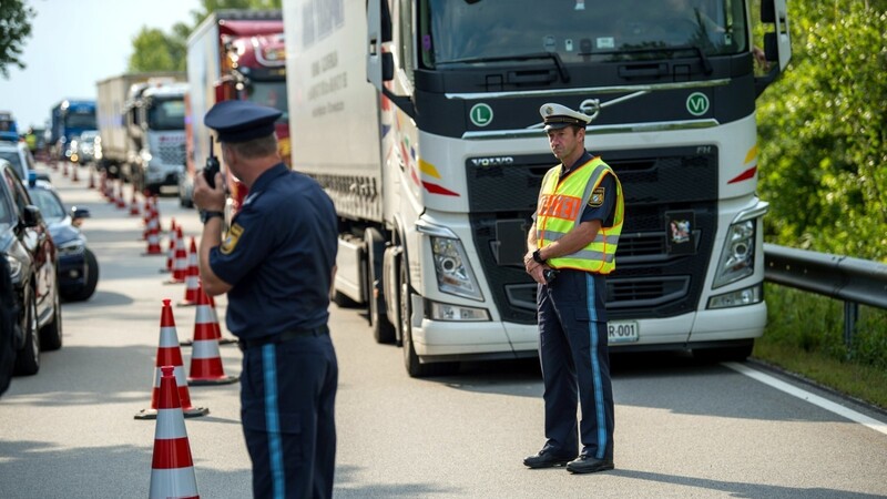 Die Rechtsgrundlage für die vor zwei Jahren wiedereingeführte bayerische Grenzpolizei verstößt teilweise gegen die Verfassung. Das teilte der bayerische Verfassungsgerichtshof am Freitag bei der Urteilsverkündung in München mit.