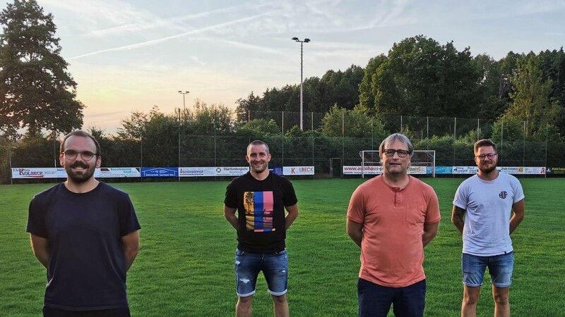 Neuer Fußball-Jugendleiter des DJK-SV Mirskofen ist Benedikt Fischer (l.), sein Stellvertreter ist Simon Dietler (r.). Die Abteilungsleitung übernehmen weiter Günter Mieslinger (2.v.r) und sein Stellvertreter Christian Wolf.