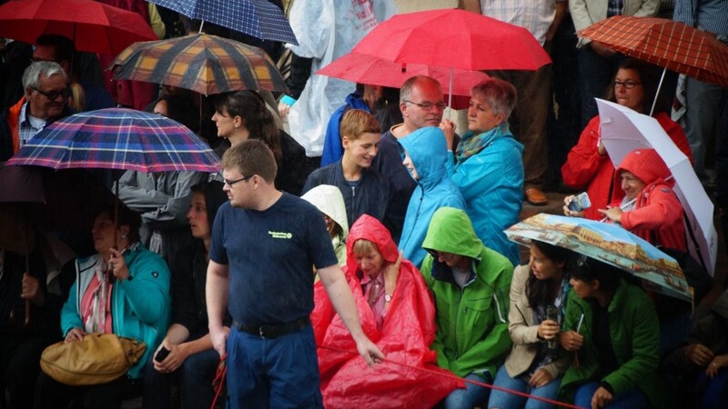 Die Zuschauer hatten sich gegen den Regen gewappnet.