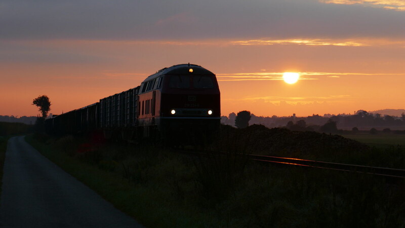 Pünktlich zum Sonnenaufgang wurde die erste Wagengruppe zum Beladen in Niederleierndorf bereitgestellt.