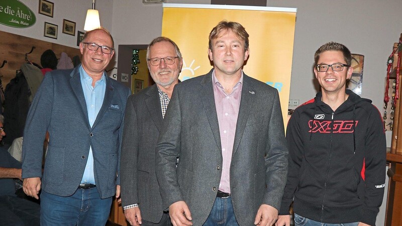Der Waldmünchner FW-Chef Siegfried Wagner (links), Kreisvorsitzender Hans Kraus (Zweiter von links) und Christian Pfaffl (rechts) von den Jungen Wählern gratulierten Wolfgang Kürzinger zur Nominierung.