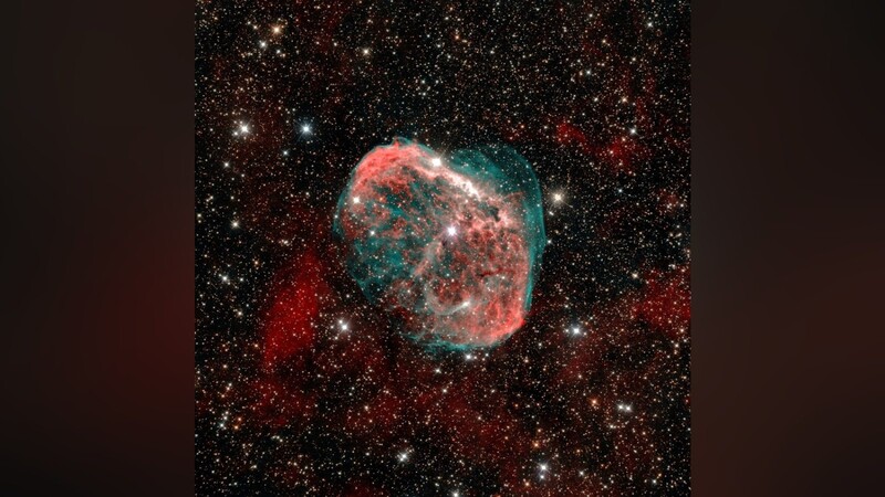 Der Sichelnebel oder NGC 6888 im Sternbild Schwan - Belichtungszeit 13 Stunden.