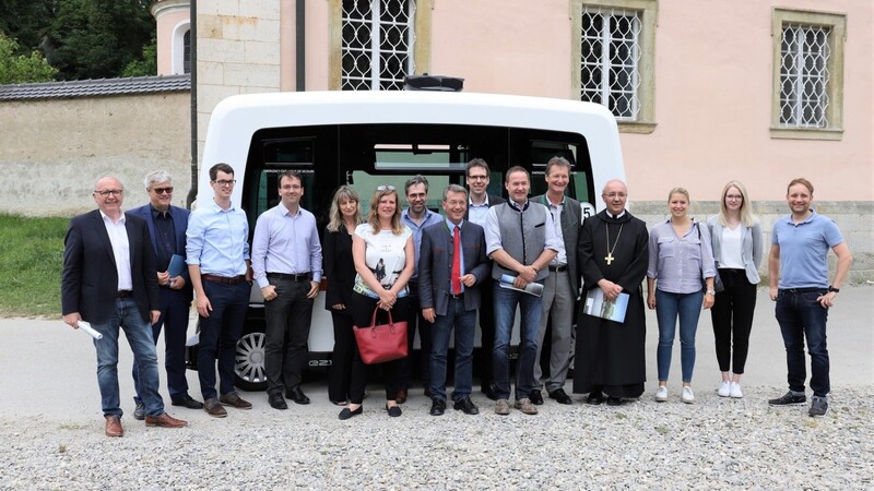 Landrat Martin Neumeyer (links) mit den Gästen bei der Vorstellung des Projekts autonomes Fahren im Landkreis Kelheim.
