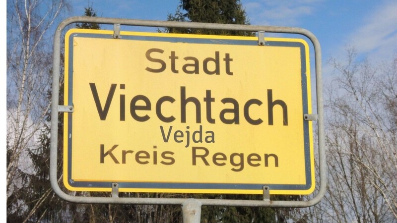 Nur eine Montage, aber so könnte das Ortsschild von Viechtach mit der Schreibweise im Dialekt aussehen.