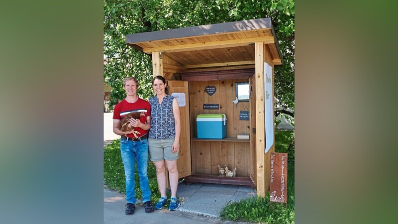 Margarethe Mühl und Tobias Bauer bieten in ihrem Verkaufshäuschen in Friedersried täglich frische Wiesenfreilandeier an.