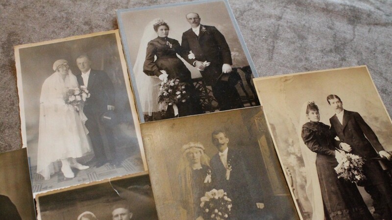 Die Länge des Schleiers sagt viel aus: Gudrun Linn hat noch alte Hochzeitsbilder im Sortiment.