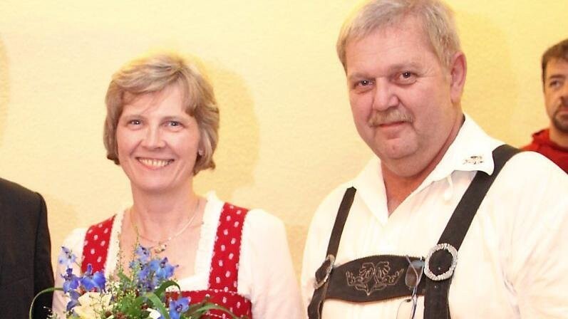 Dieses Bild aus dem Jahr 2015 zeigt Helmut Hofmann zusammen mit seiner Ritterin Christine Schmidberger anlässlich ihres 30-jährigen Ritterpaar-Jubiläums im Rathaus.