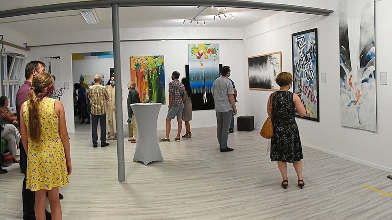 Blick in den großen Ausstellungsraum der Galerie Lifexpression.