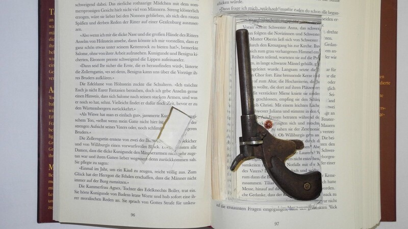 Eine alte Pistole, eingearbeitet in Buch. Und die Frau, die das Buch online gekauft hat, wusste von nichts. Mit dieser Lektüre "bewaffnet" betrat sie die Sicherheitskontrolle im Terminal 2 am Flughafen München.