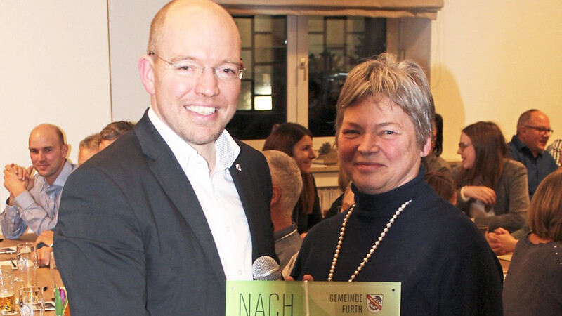 Aus der Hand von Bürgermeister Andreas Horsche erhielt Irmgard Ausmann den Nachhaltigkeitspreis der Gemeinde, dotiert mit einem Geldbetrag.