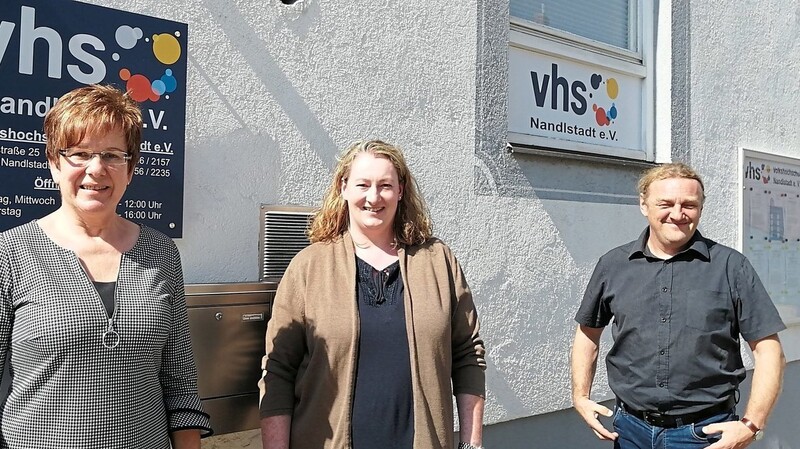 In ihrer Mitte begrüßt haben Vhs-Leiterin Ramona Meißner (links) und Bürgermeister Gerhard Betz als Vorsitzender der Vhs Programmbetreuerin Regina Bauer.
