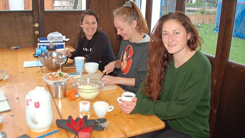 Christina Schmideder, Iken Marei Sturm und Sarah Schwarz (von links) im Küchenwagen: Gegessen wird immer gemeinsam.