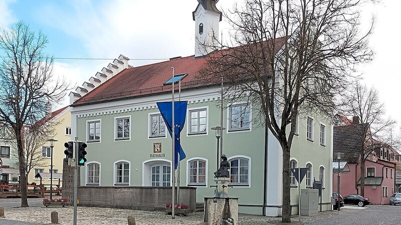 Seit Kriegsbeginn hat die Marktgemeinde Pfeffenhausen als sichtbares Zeichen der Solidarität mit der Ukraine die Europaflagge vor dem Rathaus auf Halbmast gesenkt.